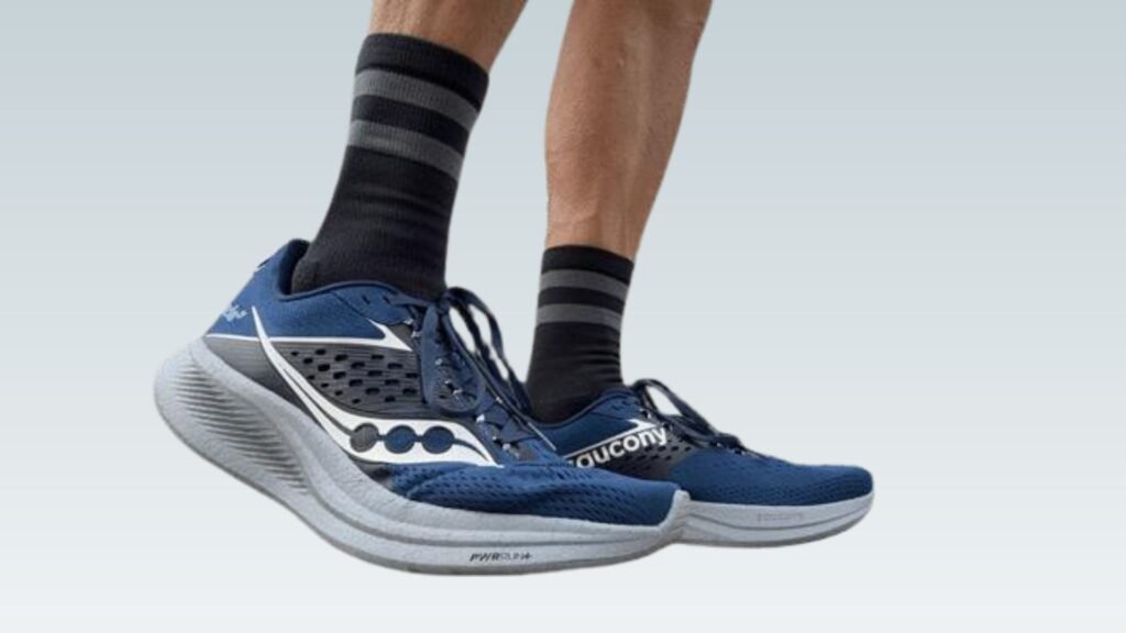 Saucony Ride 17 Saucony Ride 17 en bleue portées par une personne