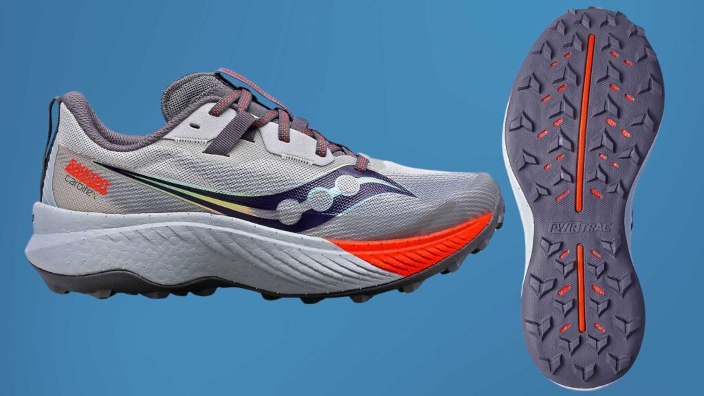Chaussure running route et chemin (9) Saucony Endorphin Edge vue de côté et de la semelle d'usure